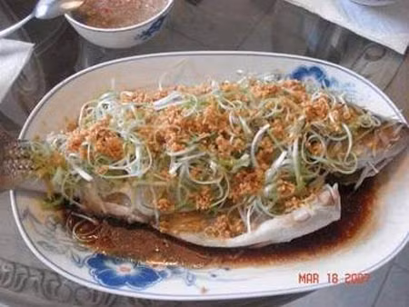 Trong dân gian thường dùng đầu cá mè hoa để bổ hư, trị chứng tai ù, mắt hoa, phong hàn, đầu đau, cá mè hoa còn có tác dụng hạ huyết áp. Cá mè hoa tính ôn, người nội nhiệt và có bệnh mẩn ngứa da không nên ăn. Xem thêm: Những loại cá nước ngọt cực tốt cho sức khỏe/ Những loài hoa tốt cho sức khỏe