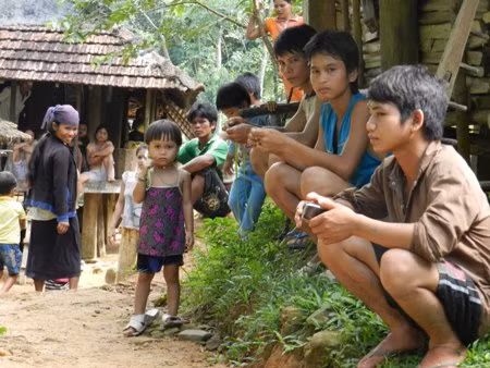 Những người còn bám trụ lại làng thì cả già trẻ lớn bé đều hết sức hoang mang, lo lắng thường tập trung tại nhà già làng để cúng trừ con ma. Xem thêm: "Quên" 10 điều kiêng kỵ khi uống trà, hiểm họa khôn lường / Điểm mặt những loài hoa quả đẹp nhưng có nhiều độc tố gây nguy hiểm