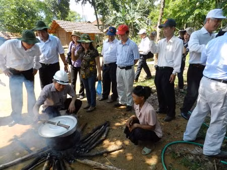 Gần 20 đoàn công tác, nhiều nhất là của ngành y tế đã về làng để tìm nguyên nhân "bệnh lạ" khiến bà con ở đây rất cảm kích nhưng họ vẫn chưa thể yên tâm vì bệnh lạ vẫn như con ma chưa trừ khử được. Xem thêm: "Quên" 10 điều kiêng kỵ khi uống trà, hiểm họa khôn lường / Điểm mặt những loài hoa quả đẹp nhưng có nhiều độc tố gây nguy hiểm