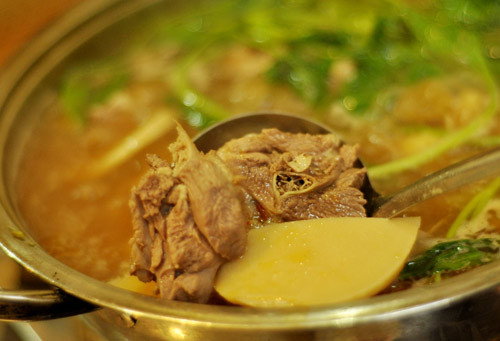 Thịt ngỗng có thể chữa tiêu khát: Ninh thịt ngỗng thật nhừ rồi uống nước. Trường hợp bị bụng đau, đầy hơi thì dùng thịt ngỗng hầm thành canh, lấy nước hầm đó cho gạo vào nấu cháo ăn có tác dụng tốt. Xem thêm: Những thực phẩm giàu dinh dưỡng, tốt cho sức khỏe
