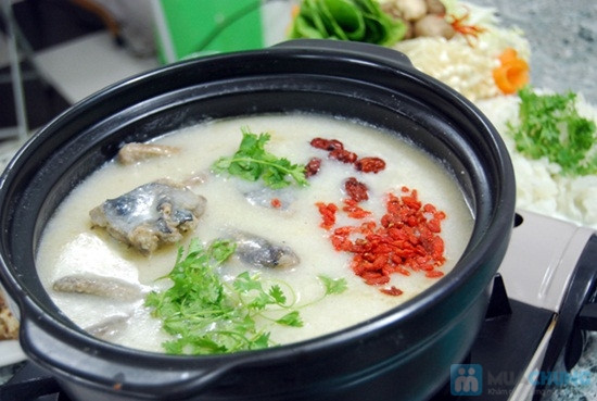 Bồi dưỡng sức khỏe cho người mới ốm dậy: Lấy một con chim bồ câu non; 100gr gạo nếp; 50gr gạo tẻ, mắm, muối, hạt tiêu, hành lá, gừng đủ dùng. Làm sạch chim, bỏ nội tạng. Cho 500ml nước vào nồi, cho thịt chim cùng gạp nếp, gạo tẻ đã vo sạch vào đun đến khi cháo chín nhừ, nêm các gia vị còn lại cho vừa ăn rồi ăn nóng. Nên ăn vào buổi sáng. Xem thêm: Những thực phẩm giàu dinh dưỡng, tốt cho sức khỏe
