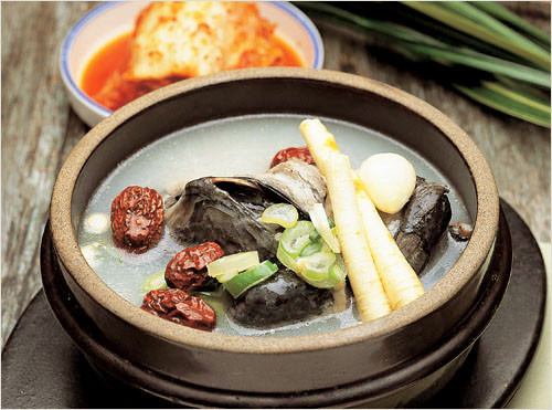 Tuy nhiên, cũng cần lưu ý là gà ác rất giàu chất đạm, nên người lớn mỗi tuần chỉ nên ăn 2 lần, mỗi lần 1 con (mỗi con 200g), trẻ em 1 tuần ăn 1 lần (mỗi lần nửa con). Xem thêm: Những thực phẩm giàu dinh dưỡng, tốt cho sức khỏe