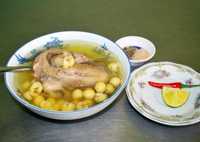 Chữa ra mồ hôi trộm: Lấy một con chim bồ câu; 25gr kỷ tử; 20gr hoàng kỳ. Bồ câu làm sạch, bỏ nội tạng, cho thuốc vào bụng chim khâu kín lại, hấp cách thủy. Khi chín, bỏ thuốc, ăn thịt chim, uống nước. Ngày ăn một lần, ăn liền 2 ngày. Sau đó nghỉ ba ngày lại tiếp tục ăn hai ngày. Ăn hai liệu trình như vậy sẽ cho kết quả tốt. Xem thêm: Những thực phẩm giàu dinh dưỡng, tốt cho sức khỏe