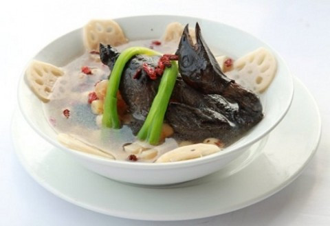 Y học cổ truyền còn cho rằng gà ác rất bổ và tốt cho phổi, thận. Đặc biệt, thịt gà ác là loại thịt không gây phong ngứa như các loại gà khác, lại có khả năng giúp mau lành xương. Phụ nữ đang mang thai hoặc sau khi sinh, người già yếu, kém ăn, trẻ em còi xương, người vừa bệnh một thời gian dài… nên ăn các món gà ác (gà 4 – 5 tuần tuổi) tiềm thuốc bắc, gà ác hầm nhân sâm hoặc tiềm với nấm linh chi. Xem thêm: Những thực phẩm giàu dinh dưỡng, tốt cho sức khỏe