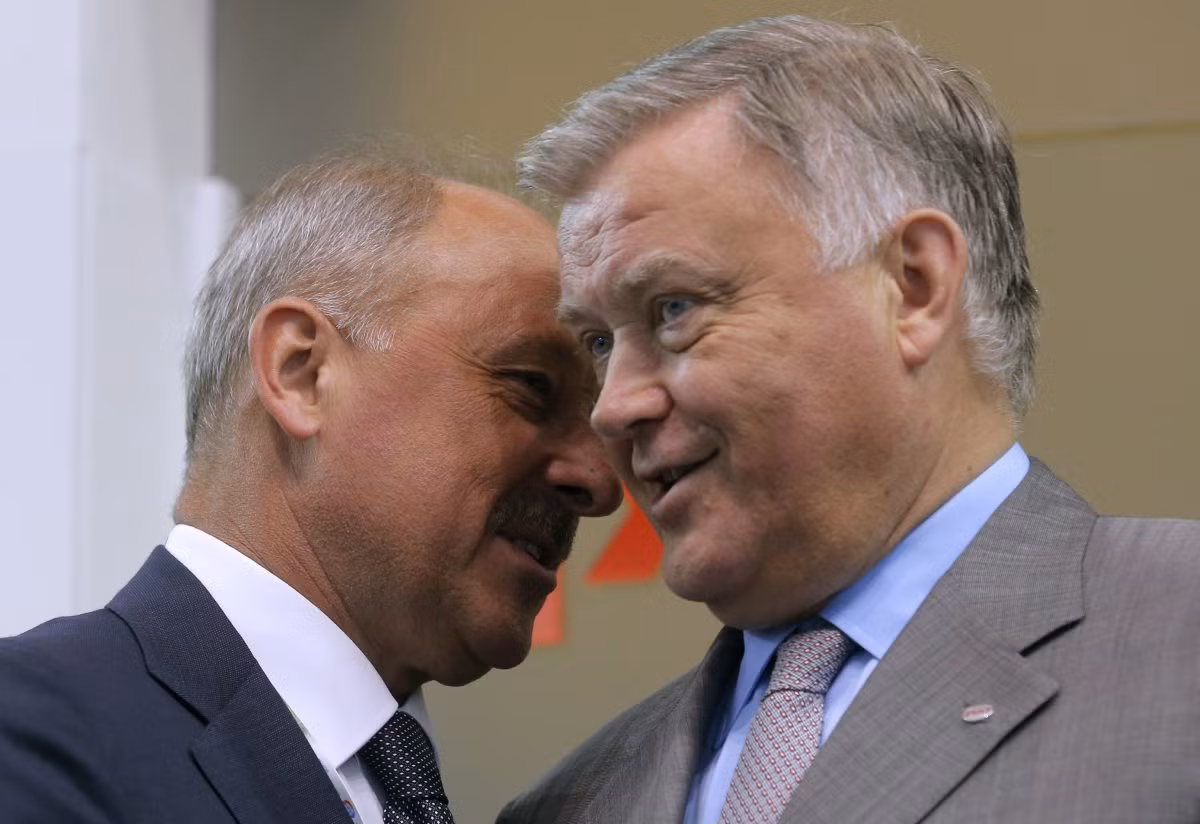 CEO Công ty Đường sắt Nga Vladimir Yakunin (phải) nói chuyện với Chủ tịch Vnesheconombank Vladimir Dmitriev tại diễn đàn kinh tế tại St Petersburg, Nga năm 2013. CEO Công ty Đường sắt Nga Vladimir Yakunin (phải) nói chuyện với Chủ tịch Vnesheconombank Vladimir Dmitriev tại diễn đàn kinh tế tại St Petersburg, Nga năm 2013.