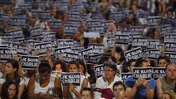 Người Pháp mang tờ giấy với thông điệp "Tất cả chúng tôi đều là Charlie (Hebdo)" trong cuộc biểu tình thể hiện sự ủng hộ đối với tờ tạp chí sau vụ xả súng.