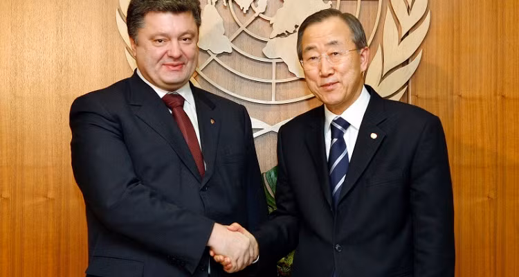 Tổng thư ký Liên Hợp Quốc Ban Ki-moon (phải) và Tổng thống Ukraine Petro Poroshenko. Tổng thư ký Liên Hợp Quốc Ban Ki-moon (phải) và Tổng thống Ukraine Petro Poroshenko.