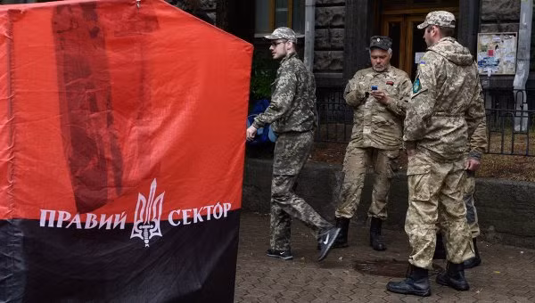 Right Sector đang huy động lực lượng của mình để chuẩn bị cho các hoạt động chống lại chính quyền hiện tại. Ảnh Rian. Right Sector đang huy động lực lượng của mình để chuẩn bị cho các hoạt động chống lại chính quyền hiện tại. Ảnh Rian.