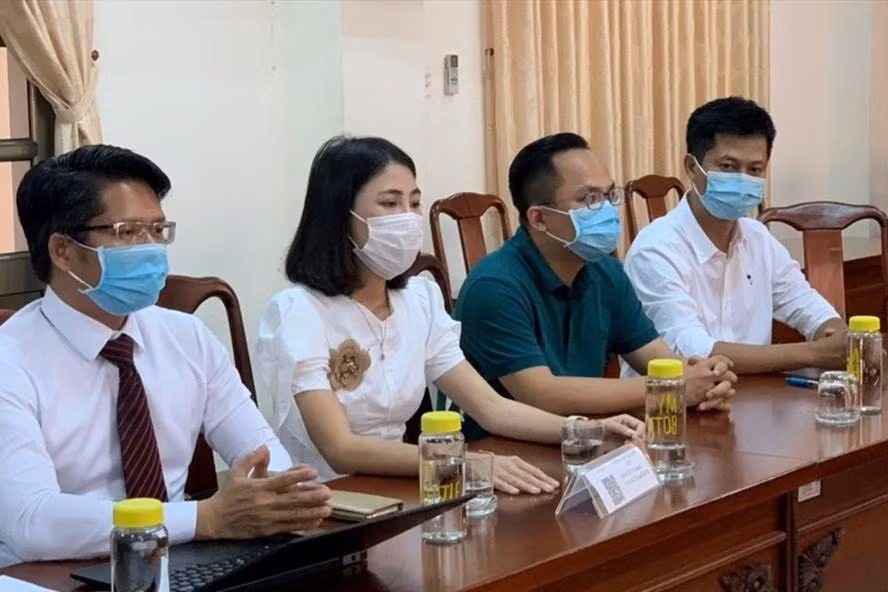 Youtuber Thơ Nguyễn làm việc với cơ quan chức năng tỉnh Bình Dương. Ảnh: Báo Lao động Youtuber Thơ Nguyễn làm việc với cơ quan chức năng tỉnh Bình Dương. Ảnh: Báo Lao động