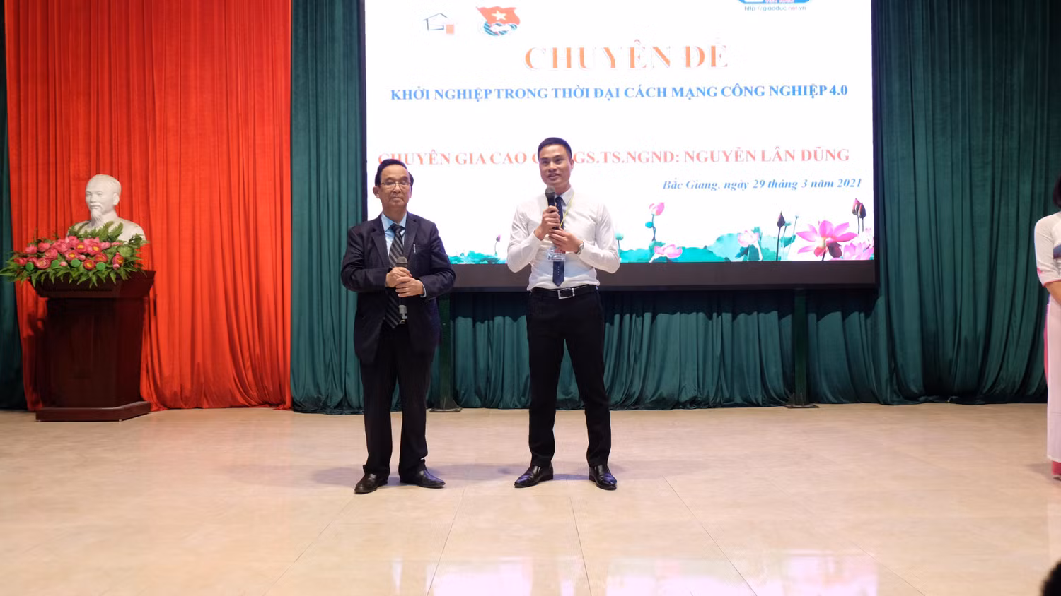 Thầy giáo Diêm Đăng Huân cho rằng: "Những điều Giáo sư chia sẻ không chỉ có ích cho các em học sinh, mà ngay cả những giáo viên cũng học được nhiều điều".