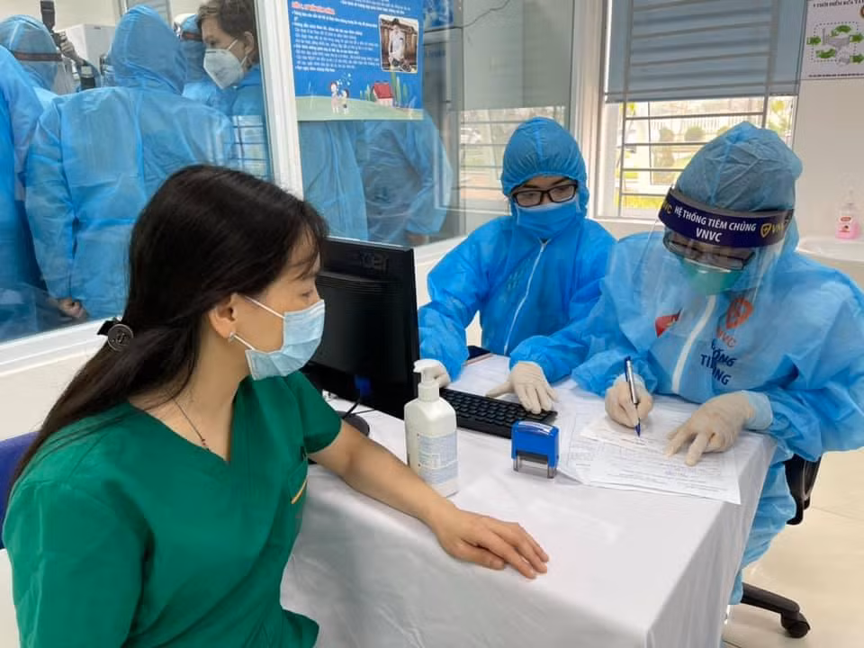 Nhân viên Y tế tại Bệnh nhiệt đới Trung ương cơ sở II Kim Chung, Đông Anh tiêm Vaccine Covid-19 Nhân viên Y tế tại Bệnh nhiệt đới Trung ương cơ sở II Kim Chung, Đông Anh tiêm Vaccine Covid-19