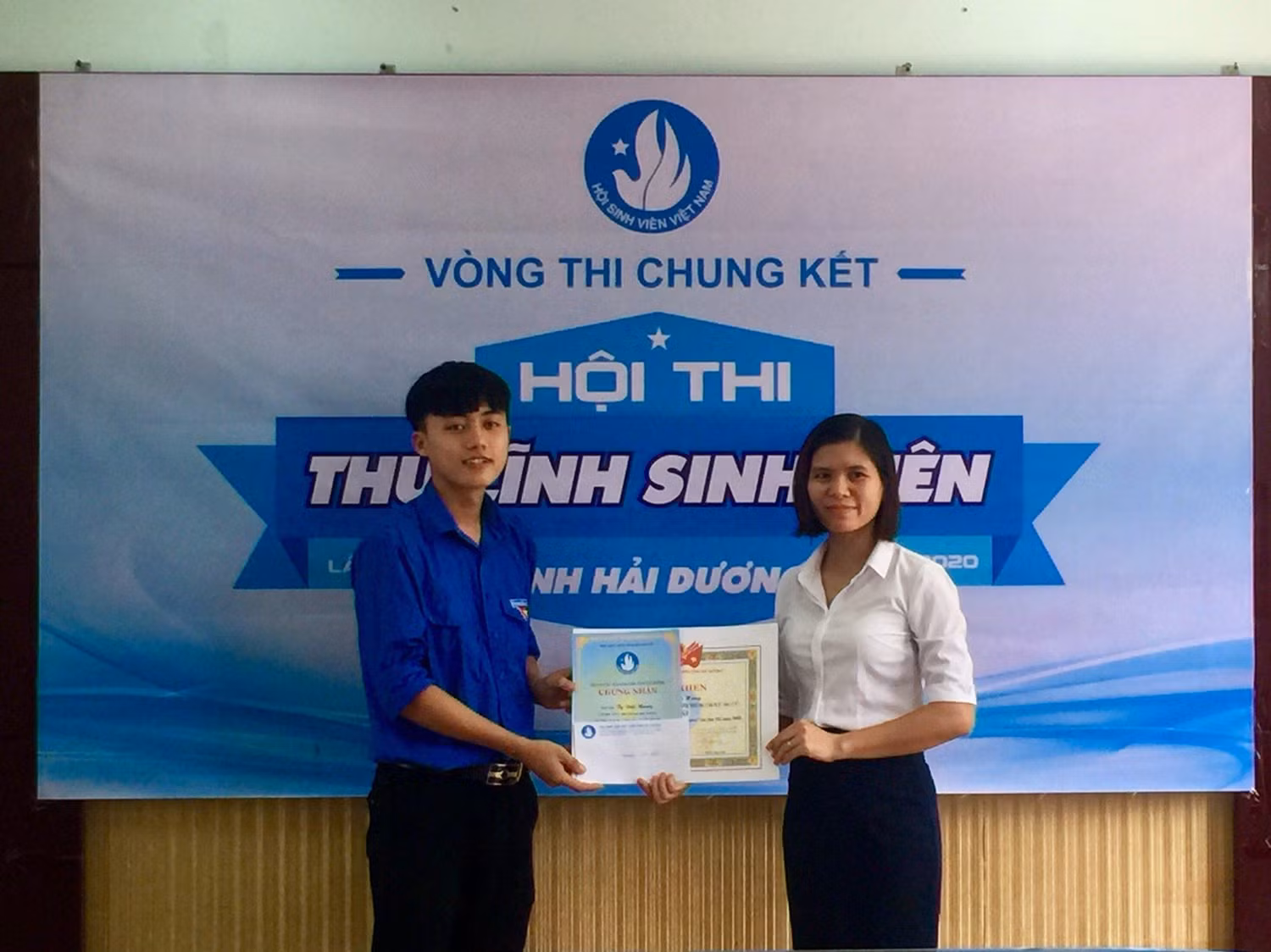 Bà Nguyễn Thị Trang – Uỷ viên Ban Thường vụ, Trưởng Ban thanh niên trường học,Phó Chủ tịch Hội sinh viên tỉnh Hải Dương trao giải Nhất cho sinh viên Tạ Đức Hùng(Trường Đại học Sao Đỏ). Ảnh: NVCC
