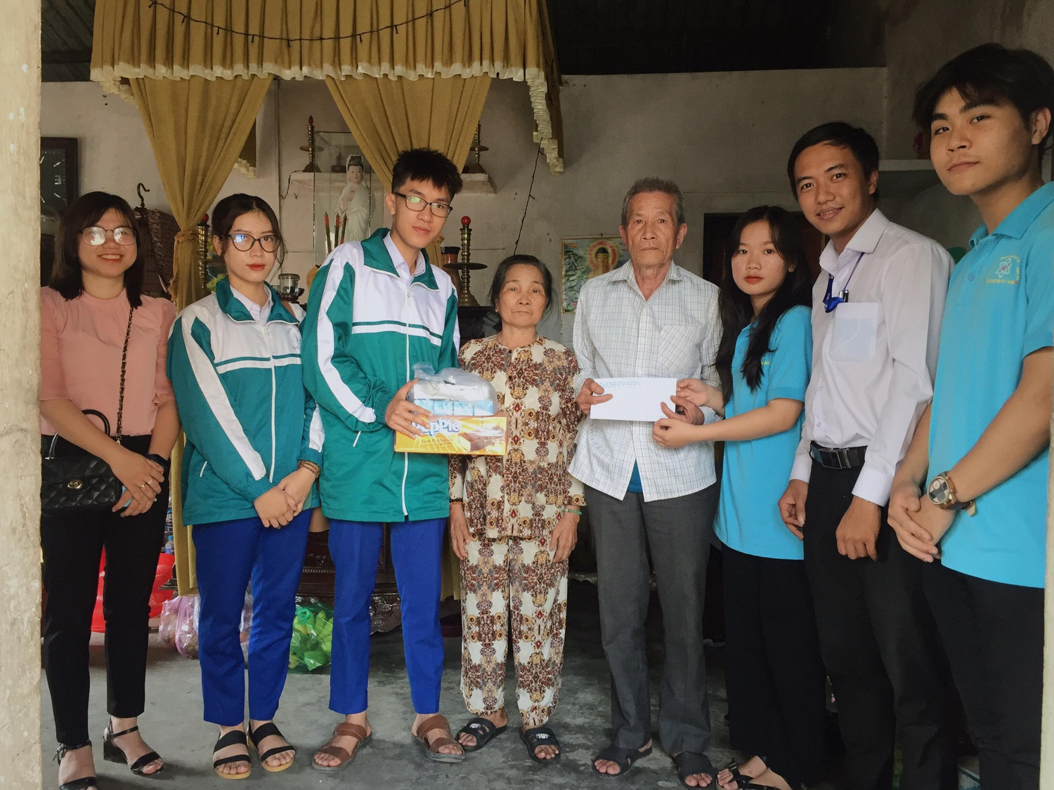Câu lạc bộ Kỹ năng - Đoàn trường Đông Hà phối hợp cùng Đoàn phường 1 (Thành phố Đông Hà) đến thăm, tặng quà cho các gia đình thương binh, thân nhân Liệt sĩ trên địa bàn thành phố Đông Hà. Ảnh: Đoàn trường Đông Hà