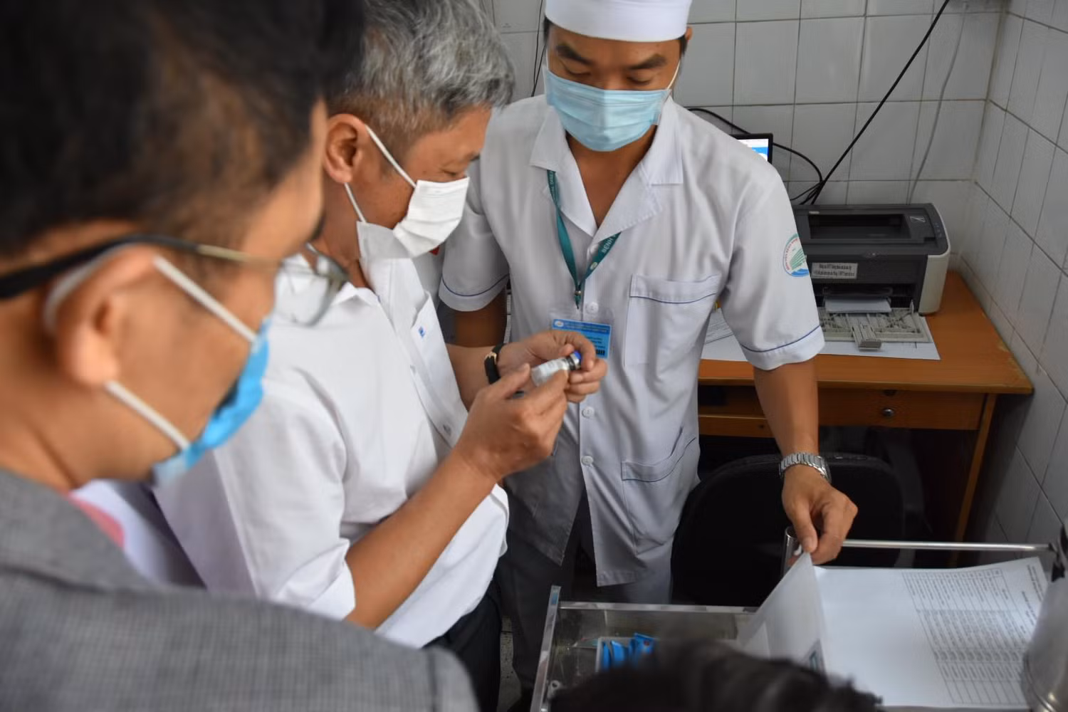 Thứ trưởng Bộ Y tế Nguyễn Trường Sơn kiểm tra công tác liên quan đến vaccien Covid-19. Thứ trưởng Bộ Y tế Nguyễn Trường Sơn kiểm tra công tác liên quan đến vaccien Covid-19.