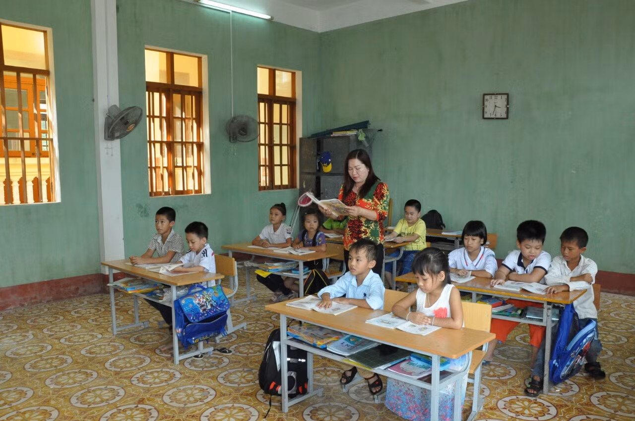 Cô trò cùng vượt qua khó khăn trên đảo tiền tiêu.