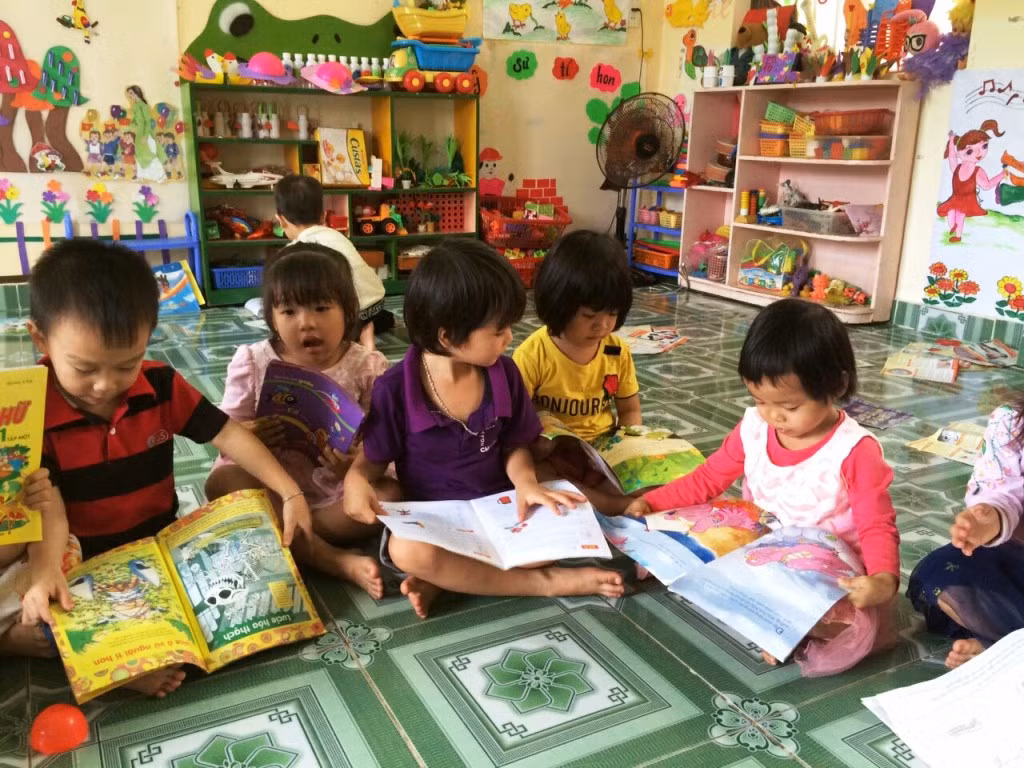 Các em học sinh nơi đảo tiền tiêu dù khó khăn nhưng vẫn được đảm bảo điều kiện học tập tốt như trong đất liền.