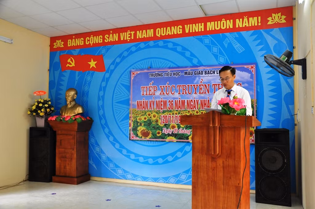 Thầy Ngô Quang Minh, Hiệu trưởng nhà trường phát biểu trong lễ kỷ niệm.