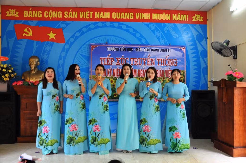 Tiết mục "cây nhà lá vườn" của các thầy cô giáo trường Tiểu học, Mầm non Bạch Long Vĩ.