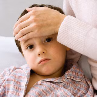 Sốt do nhiễm khuẩn: Nhiễm khuẩn ở bộ máy hô hấp: Viêm khí phế quản, viêm phổi, viêm màng phổi, áp-xe phổi, thường có biểu hiện sốt, ho khạc đờm hay máu, đau ngực, khó thở. Cần chụp X - quang lồng ngực, xét nghiệm đờm, máu.