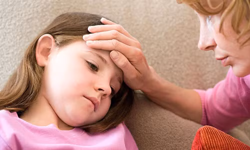 Sau một tuần, sốt lên đến 40 độ C nhưng mạch lại rất chậm. Thường trong các bệnh nhiễm khuẩn, nếu sốt 40 độ C thì mạch tương ứng 120 lần/phút, nhưng sốt thương hàn thì mạch khoảng 80-90 lần/phút. Biến chứng nguy hiểm nhất của bệnh này là thủng ruột. Vì vậy, nếu nghi sốt do thương hàn thì phải nhập viện làm xét nghiệm để chẩn đoán xác định và có chỉ định dùng thuốc đặc hiệu.