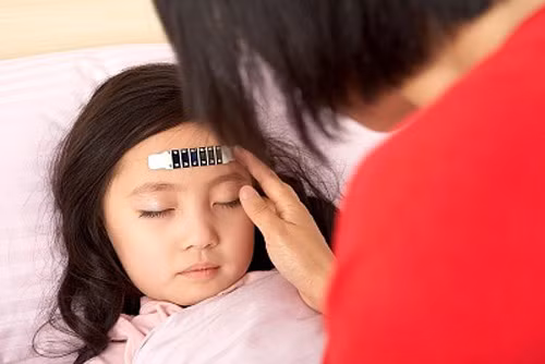 Nhiễm khuẩn ở gan mật: Viêm đường mật, áp-xe gan, viêm gan do virus. Thường kèm theo sốt, vàng da, vàng mắt, đau vùng gan.