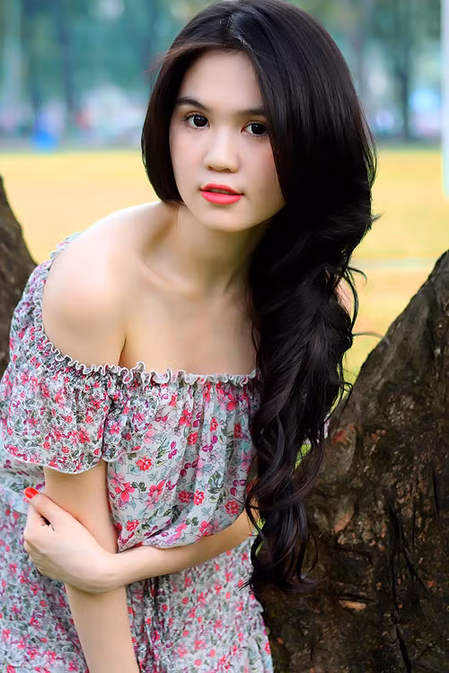 Ngọc Trinh sở hữu một bờ vai thon và làn da trắng mịn...