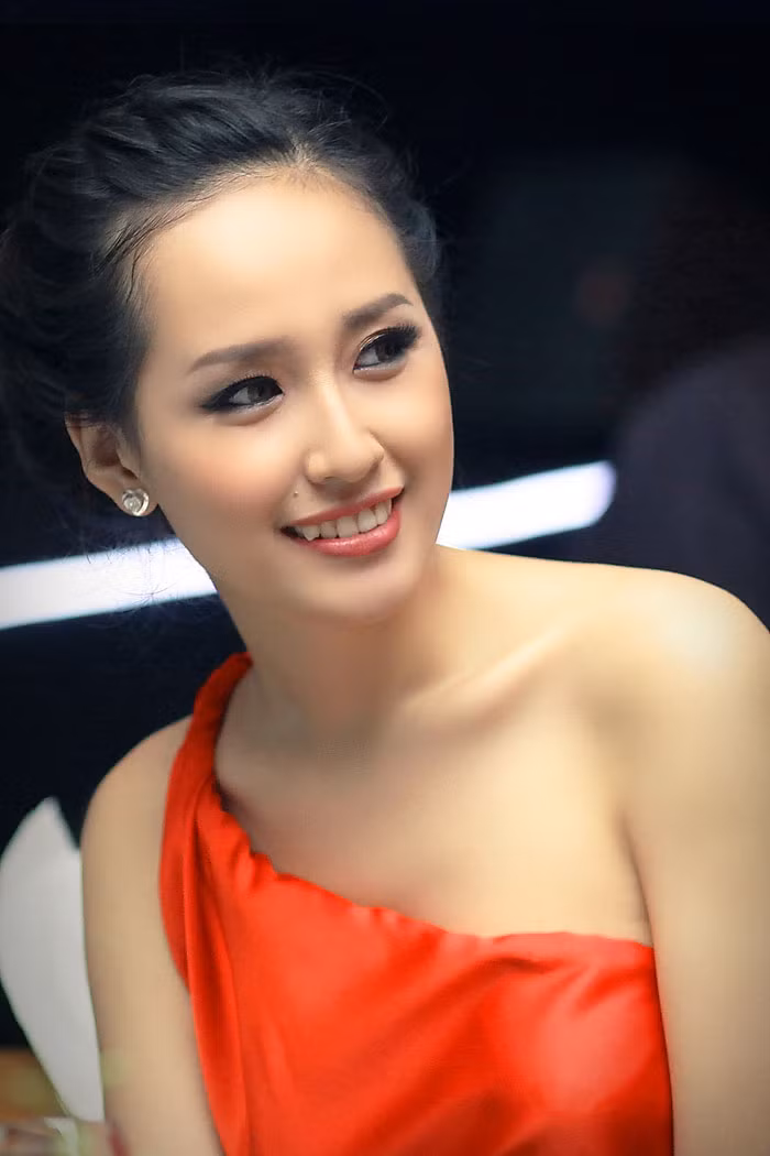 Mai Phương Thúy nuột nà với chiếc váy đỏ khoe vai.