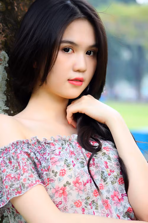 Chính vì thế váy buông vai trần là mẫu thiết kế phù hợp và giúp Ngọc Trinh thêm phần gợi cảm.
