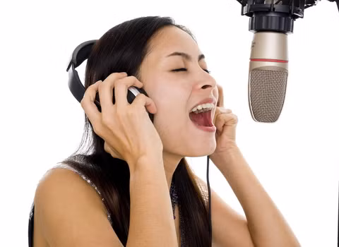 1. Cuộc sống thiếu ca hát: Ca hát giúp cải thiện khả năng miễn dịch của con người. Các chuyên gia từ Đại học Frankfurt, Đức, đã thử nghiệm máu của các thành viên dàn hợp xướng trước và sau khi diễn tập. Kết quả là, sau khi diễn tập, lượng protein, globulin trong hệ miễn dịch và hormone chống stress - hydrocortisone của các ca sỹ có sự gia tăng đáng kể. Xem thêm: Điểm danh những loại quả chữa trị bệnh "khó nói"