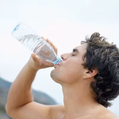 Không dùng ống hút khi uống nước: Thói quen không dùng ống hút mỗi khi uống nước ngọt hay soda, mà uống nước trực tiếp từ cốc hoặc chai có thể khiến răng bạn có nguy cơ bị sâu về lâu dài do tiếp xúc trực tiếp với chất ngọt. Do đó, bạn hãy tập thói quen uống nước bằng ống hút ngay hôm nay nhé.