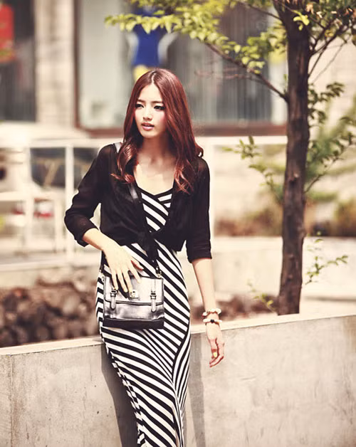 Nếu không tự tin với vòng 1, bạn có thể mix cùng một chiếc sơ mi voan có thắt nút trước ngực. Xem thêm:Che chân vòng kiềng với váy áo hè cực xinh