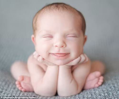 Ví dụ, tự trẻ có thể hoạt động rất “tích cực”, bò một cách chậm chạm trên bụng mẹ một cách nhịp nhàng và đồng bộ để tiếp cận bầu vú của mẹ và có thể tự bú được. Đây là một bản năng tồn tại rất cơ bản và đáng kinh ngạc mặc dù đôi khi trẻ không hề đói. Ví dụ, tự trẻ có thể hoạt động rất “tích cực”, bò một cách chậm chạm trên bụng mẹ một cách nhịp nhàng và đồng bộ để tiếp cận bầu vú của mẹ và có thể tự bú được. Đây là một bản năng tồn tại rất cơ bản và đáng kinh ngạc mặc dù đôi khi trẻ không hề đói.