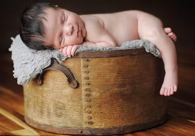 Trẻ sơ sinh có thể phân biệt được người lẫn khỉ: Sau khi chào đời, trẻ sơ sinh không chỉ phát triển nhiều khả năng mới mà chúng còn loại bỏ lại những khả năng cũ. Quá trình phát triển chọn lọc này tạo thêm cho trẻ nhiều khả năng kì lạ. Trẻ sơ sinh có thể phân biệt được người lẫn khỉ: Sau khi chào đời, trẻ sơ sinh không chỉ phát triển nhiều khả năng mới mà chúng còn loại bỏ lại những khả năng cũ. Quá trình phát triển chọn lọc này tạo thêm cho trẻ nhiều khả năng kì lạ.