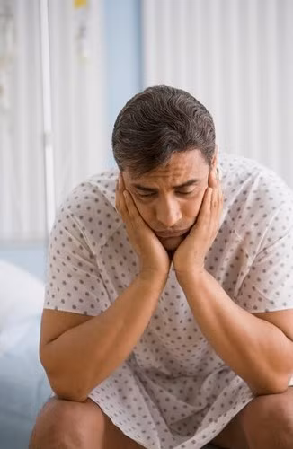 Cảnh báo nhầm lẫn: Tiểu nhiều hoặc tiểu buốt thường là dấu hiệu của nhiễm trùng. Xét nghiệm: Nội soi qua dương vật để kiểm tra bàng quang và xét nghiệm nước tiểu để phát hiện tế bào ung thư. Xem thêm:Những thực phẩm không thể "kết đôi" cùng thịt lợn