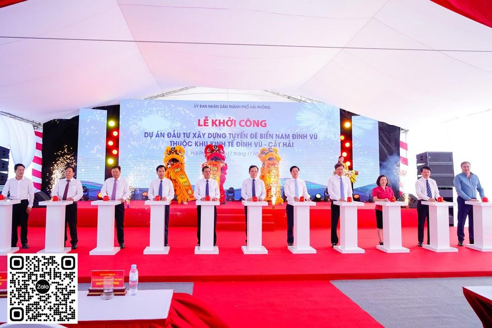 Các đại biểu thực hiện nghi thức bấm nút khởi công dự án (Ảnh: CTV)