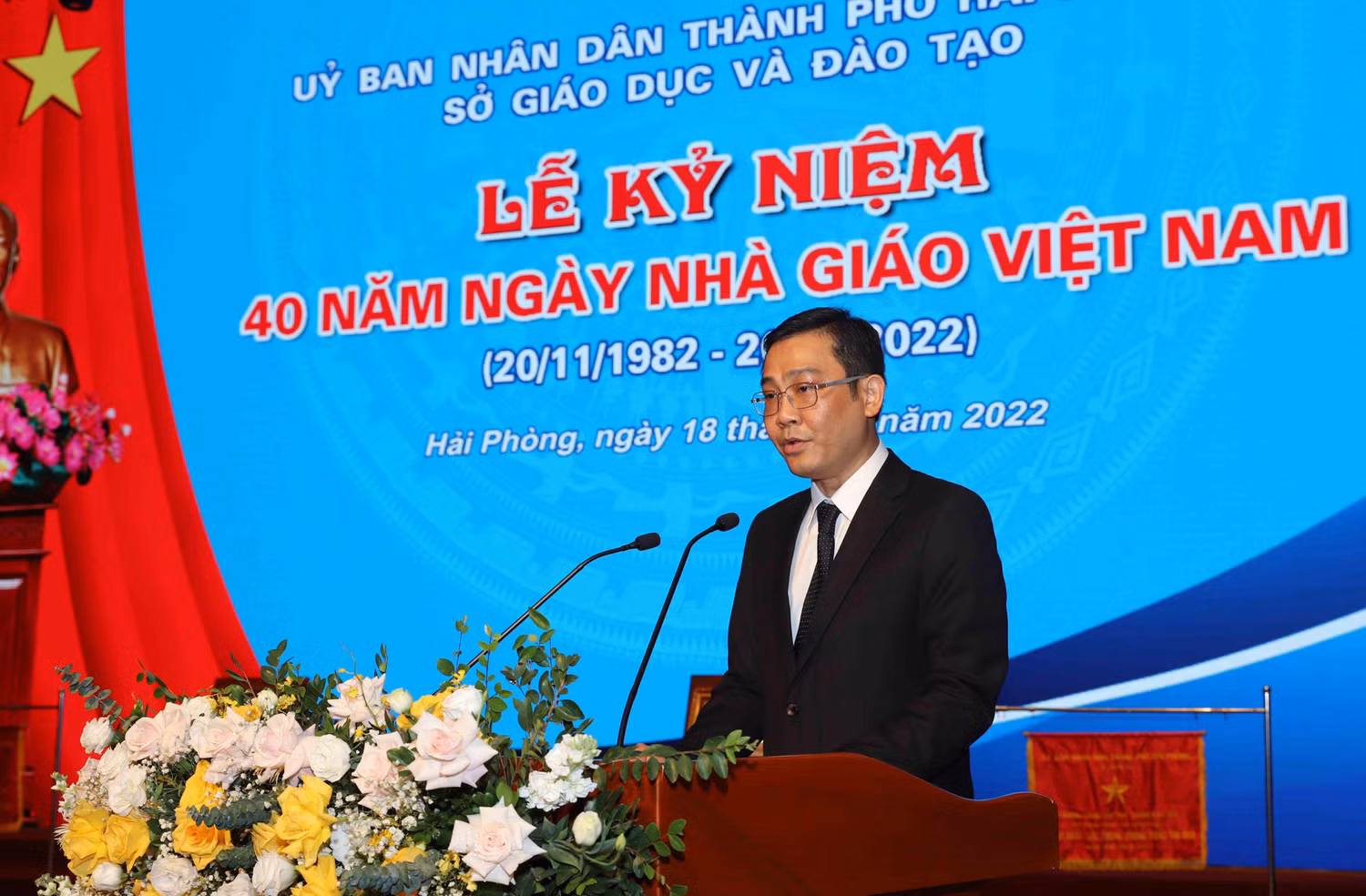 Ông Bùi Văn Kiệm - Giám đốc Sở Giáo dục và Đào tạo Hải Phòng nói lên suy nghĩ về nghề giáo tại lễ kỷ niệm 40 năm Ngày Nhà giáo Việt Nam (Ảnh: LT)