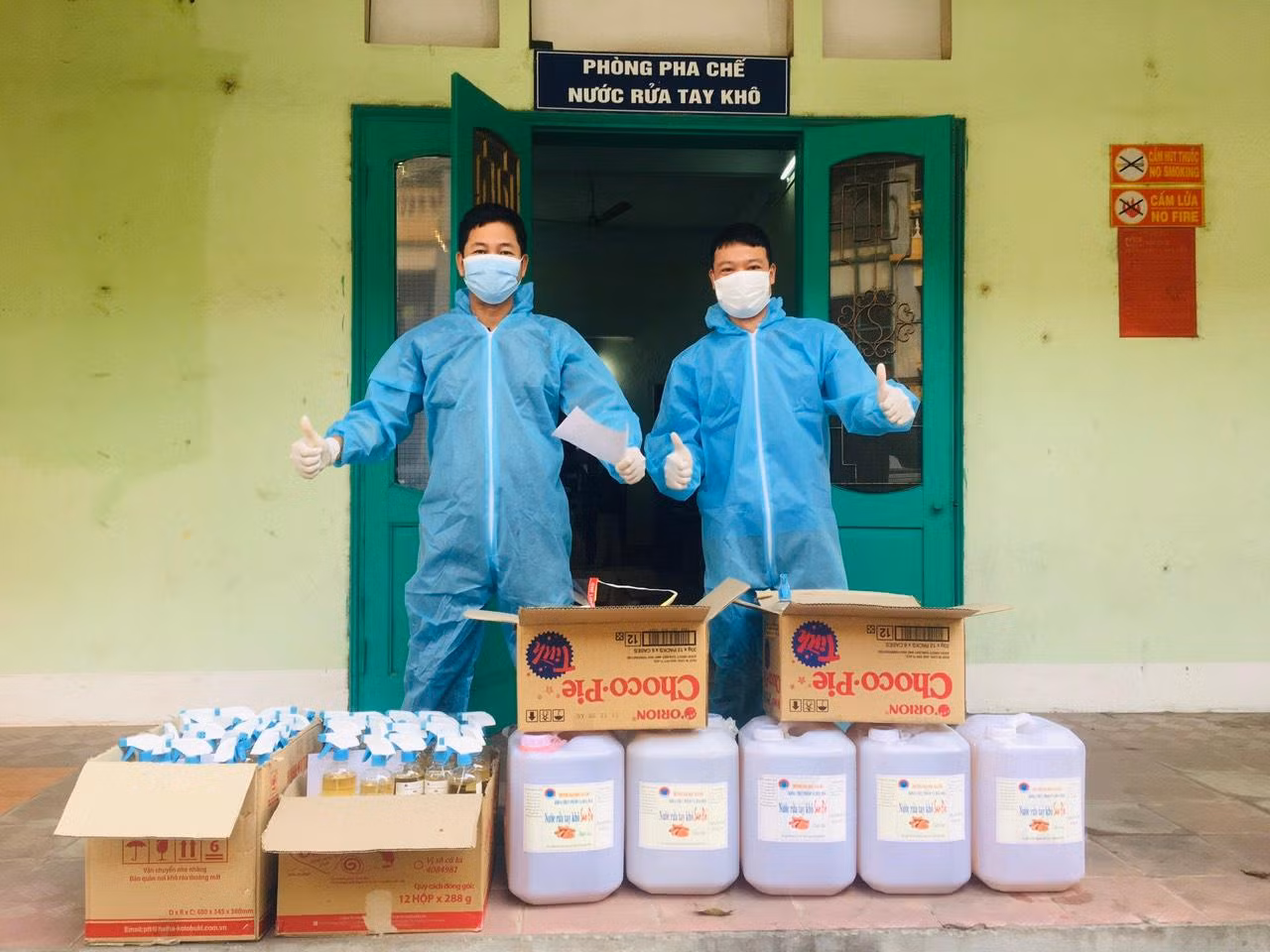 Đội ngũ các cán bộ giáo viên trường Đại học Sao Đỏ khẩn trương pha chế nước sát khuẩn cung cấp miễn phí tại tâm dịch Chí Linh. Ảnh: Đại học Sao Đỏ Đội ngũ các cán bộ giáo viên trường Đại học Sao Đỏ khẩn trương pha chế nước sát khuẩn cung cấp miễn phí tại tâm dịch Chí Linh. Ảnh: Đại học Sao Đỏ