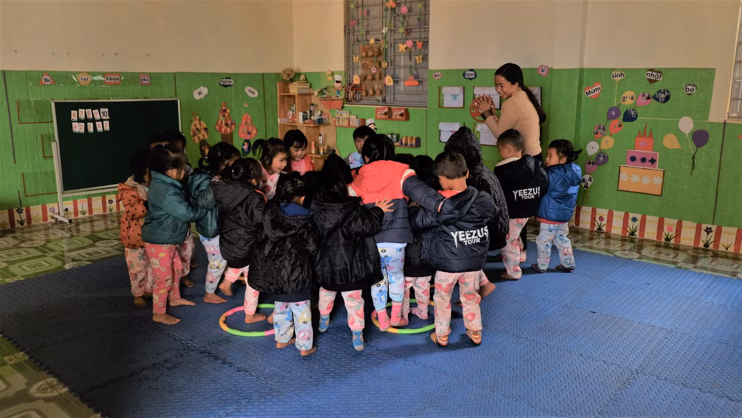 Cô giáo Phương Thảo với các học trò của mình. Ảnh: LC