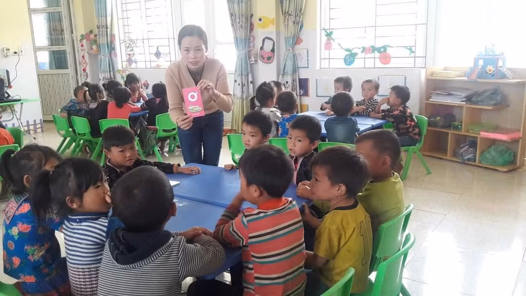 Cô giáo Vũ Phương Thảo cùng học trò của mình trên lớp. Ảnh: LC