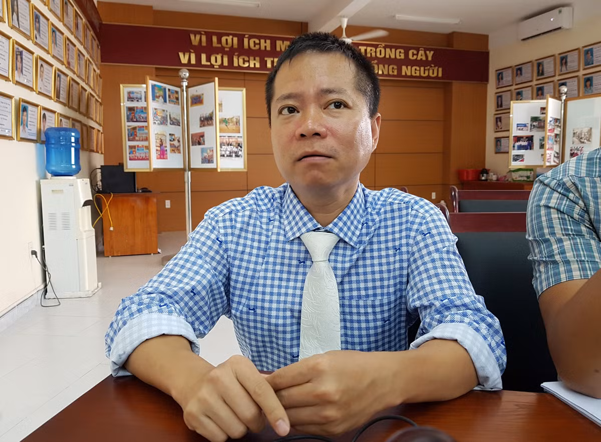 Thầy giáo Bùi Tuấn Ngọc được biết đến là người thầy "mát tay" luyện học sinh giỏi của Trường Trung học phổ thông chuyên Trần Phú. (Ảnh: Lã Tiến) Thầy giáo Bùi Tuấn Ngọc được biết đến là người thầy "mát tay" luyện học sinh giỏi của Trường Trung học phổ thông chuyên Trần Phú. (Ảnh: Lã Tiến)