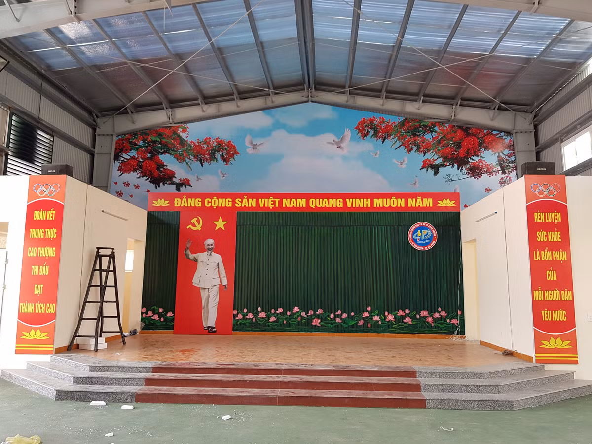 Bên trong khu nhà tập thể thao đa năng được đầu tư, trang trí bảo đảm đủ điều kiện phục vụ các hoạt động của nhà trường (Ảnh: Lã Tiến)