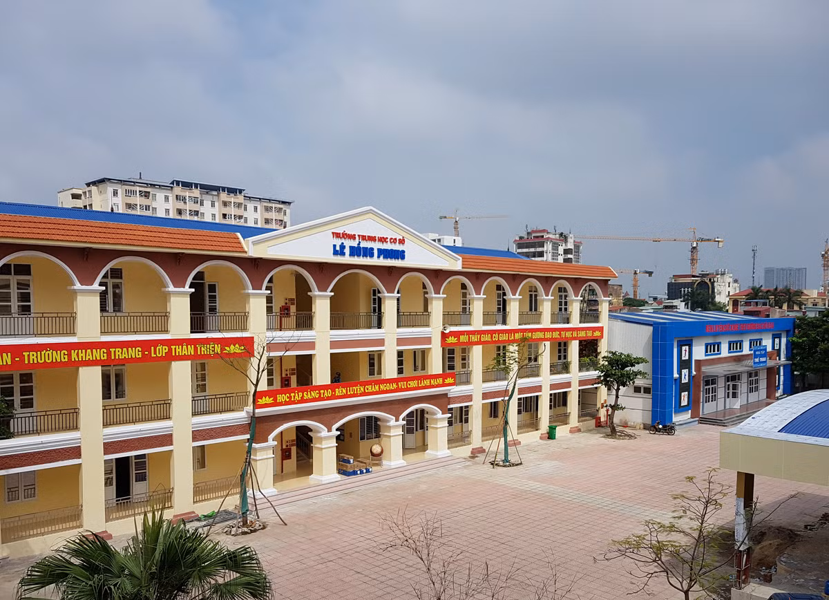 Trường Trung học cơ sở Lê Hồng Phong (quận Ngô Quyền, Hải Phòng) được đầu tư xây dựng nhiều hạng mục công trình để đón chuẩn Quốc gia (Ảnh: Lã Tiến)