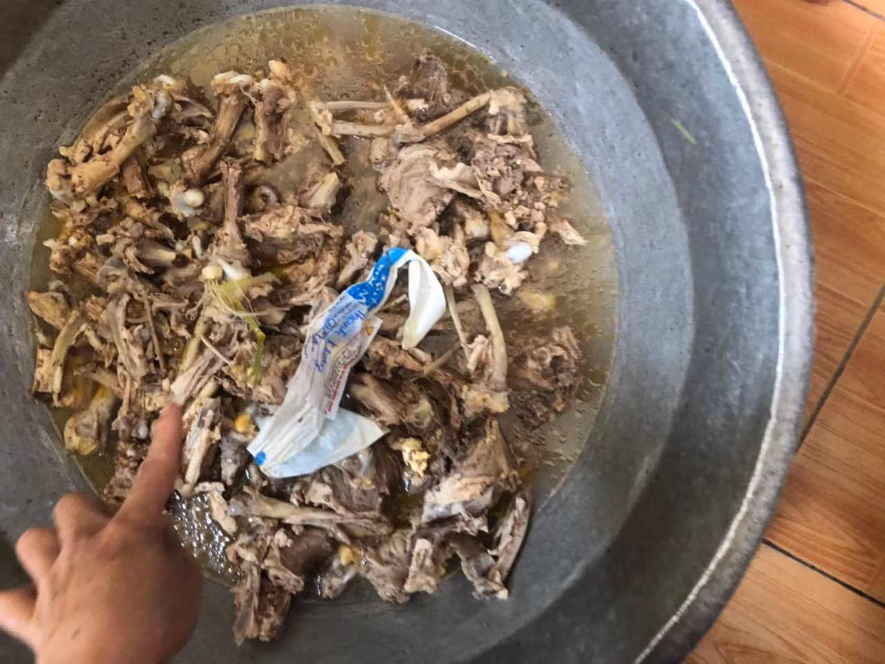 Không chỉ phát hiện thịt lợn nghi nhiễm sán gạo, phụ huynh còn phát hiện thịt gà bốc mùi ôi thiu vào ngày 5/3. Ảnh: NVCC. Không chỉ phát hiện thịt lợn nghi nhiễm sán gạo, phụ huynh còn phát hiện thịt gà bốc mùi ôi thiu vào ngày 5/3. Ảnh: NVCC.