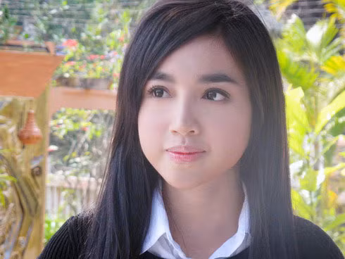 May mắn, gương mặt cô nàng 'ngực khủng' này chưa bị biến dạng trầm trọng như những mỹ nhân 'nghiện' dao kéo khác của Vbiz, hy vọng Elly Trần biết điểm dừng. Đừng để phẫu thuật thẩm mỹ trở thành con dao 2 lưỡi, làm 'xấu' đi dung nhan vốn xinh đẹp của mình.
