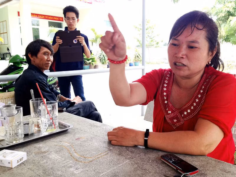 Bà Lê Thị Tuyết đang kể tội chồng. Ảnh: Dương Cầm