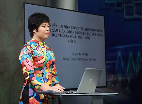Giáo viên dạy học qua truyền hình (ảnh minh họa, nguồn: Báo Lao Động) Giáo viên dạy học qua truyền hình (ảnh minh họa, nguồn: Báo Lao Động)