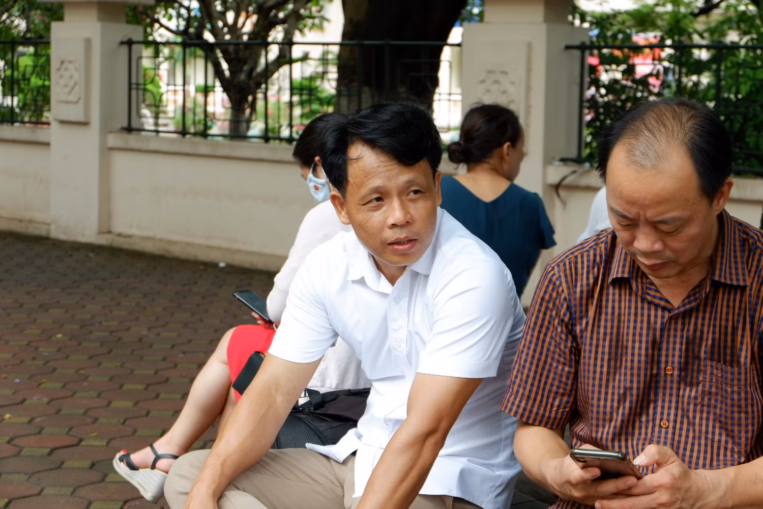 Chú Chính – phụ huynh của một thí sinh đến từ Hà Nam chia sẻ: “Nhà chú ở Hà Nam, nay chú đưa con gái lên đây thi vào Trung học phổ thông Chuyên Ngoại ngữ. Ở quê, con tôi cũng là học sinh trong các đội tuyển thi học sinh giỏi tỉnh. Cháu thích tiếng anh và mong muốn thi đỗ vào Chuyên Ngoại ngữ nên gia đình cũng động viên em làm hết sức mình, đỗ thì tốt nếu không thì cũng đã có trải nghiệm đáng nhớ”. Ảnh: Quỳnh Trang - Diệu Thùy Chú Chính – phụ huynh của một thí sinh đến từ Hà Nam chia sẻ: “Nhà chú ở Hà Nam, nay chú đưa con gái lên đây thi vào Trung học phổ thông Chuyên Ngoại ngữ. Ở quê, con tôi cũng là học sinh trong các đội tuyển thi học sinh giỏi tỉnh. Cháu thích tiếng anh và mong muốn thi đỗ vào Chuyên Ngoại ngữ nên gia đình cũng động viên em làm hết sức mình, đỗ thì tốt nếu không thì cũng đã có trải nghiệm đáng nhớ”. Ảnh: Quỳnh Trang - Diệu Thùy