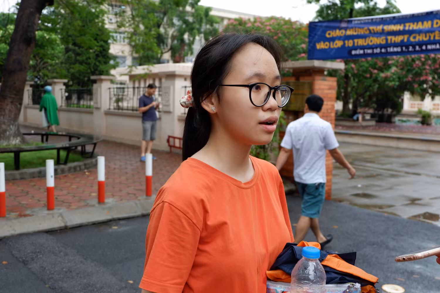 Thí sinh Vũ Ngọc Trâm Anh dự thi vào lớp chuyên tiếng Trung chia sẻ: “Em cảm thấy đề thi hơi dài, em bị thiếu thời gian làm, thêm nữa là phần cuối bài viết em làm không được tương xứng với phần đầu”. Ảnh: Quỳnh Trang - Diệu Thùy Thí sinh Vũ Ngọc Trâm Anh dự thi vào lớp chuyên tiếng Trung chia sẻ: “Em cảm thấy đề thi hơi dài, em bị thiếu thời gian làm, thêm nữa là phần cuối bài viết em làm không được tương xứng với phần đầu”. Ảnh: Quỳnh Trang - Diệu Thùy