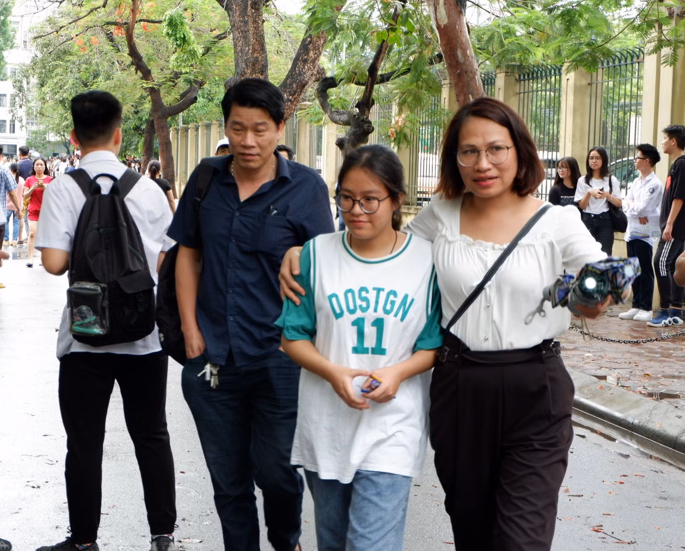 Các phụ huynh động viên con trước khi bước vào phòng thi. Ảnh: Quỳnh Trang - Diệu Thùy Các phụ huynh động viên con trước khi bước vào phòng thi. Ảnh: Quỳnh Trang - Diệu Thùy