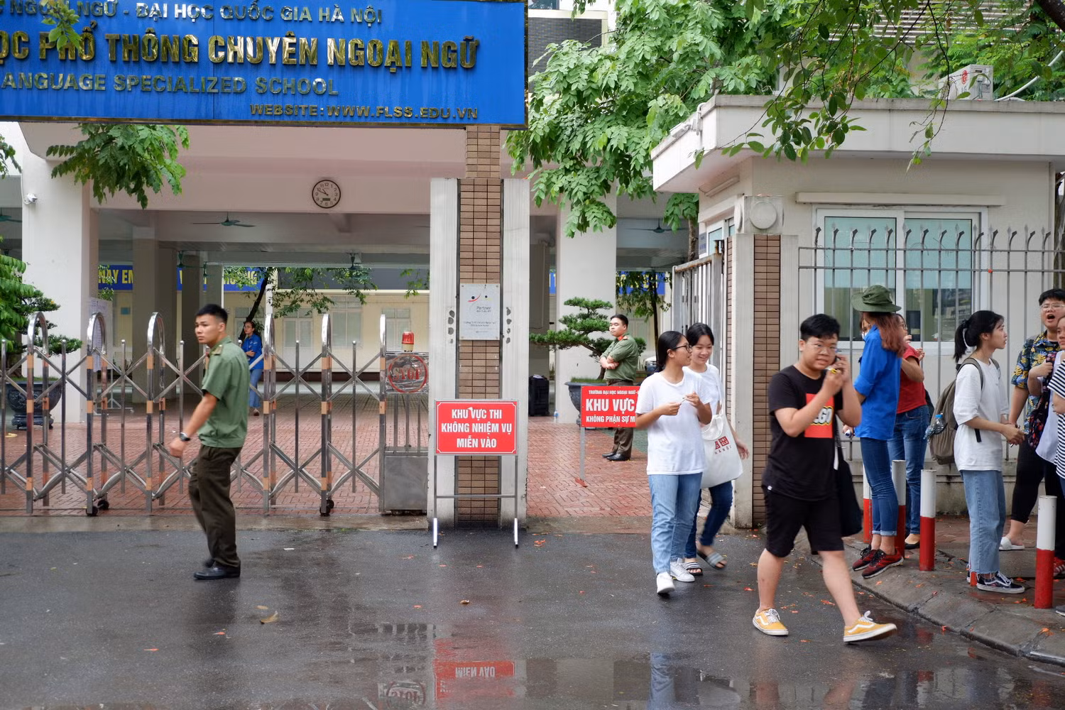 Kỳ thi vào lớp 10 Trung học phổ thông Chuyên Ngoại ngữ được xem là kỳ thi khá căng thẳng vì số lượng đăng ký lớn. Ảnh: Quỳnh Trang - Diệu Thùy Kỳ thi vào lớp 10 Trung học phổ thông Chuyên Ngoại ngữ được xem là kỳ thi khá căng thẳng vì số lượng đăng ký lớn. Ảnh: Quỳnh Trang - Diệu Thùy
